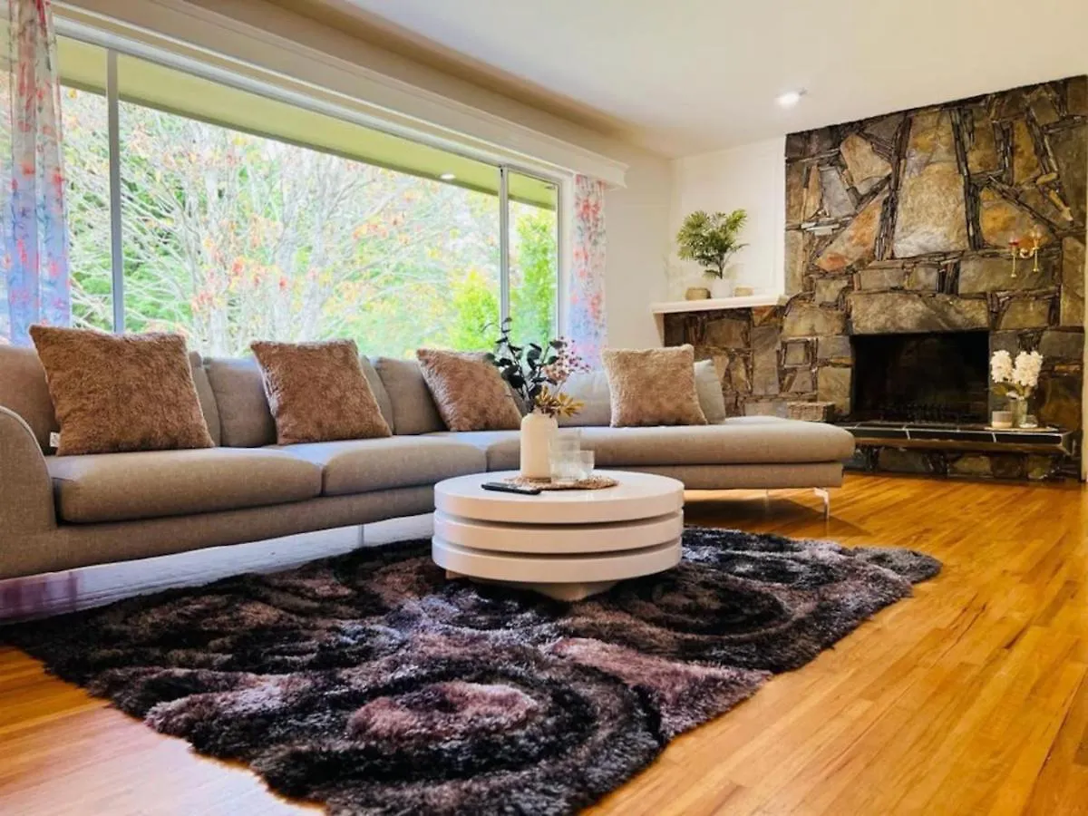 Beautiful Home In Victoria, Bc contacts